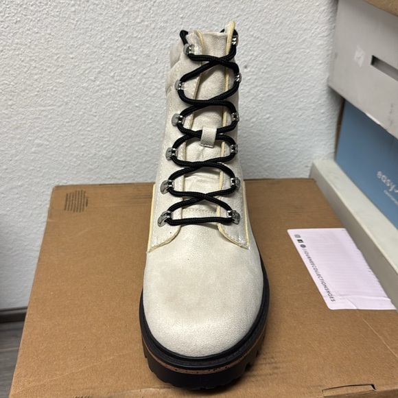 Journee Collection Women's Hiker Bootie - Picture 5 of 6